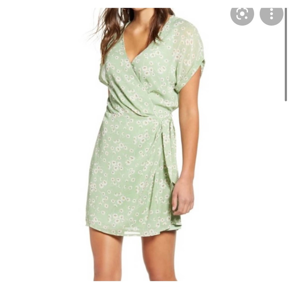 All in favor simone green floral wrap mini dress size Medium NWT‎